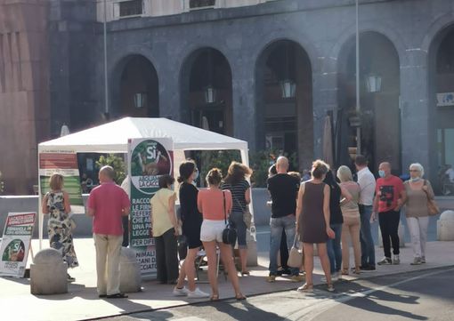 Varesini in coda per la raccolta firme sul referendum contro la caccia