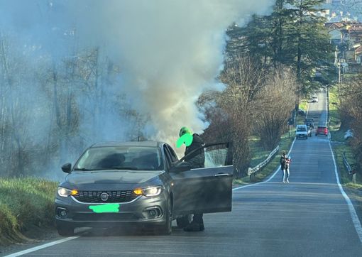 Auto in fiamme in via Masaccio sulla Sp35 tra Bardello e Malgesso (foto del Comune)