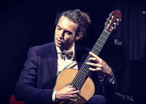 Nicholas Nebuloni. Sotto, insieme a Vanessa Bernardi e Alessandro Albani Nicholas Nebuloni. Sotto, insieme a Vanessa Bernardi e Alessandro Albani