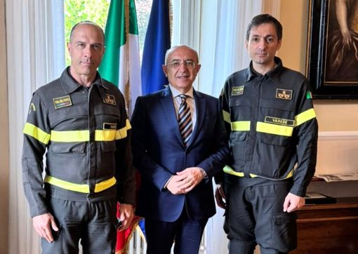 Da sinistra: Mario Abate, il prefetto Pasquariello e il nuovo comandante Ciro Bolognese Da sinistra: Mario Abate, il prefetto Pasquariello e il nuovo comandante Ciro Bolognese