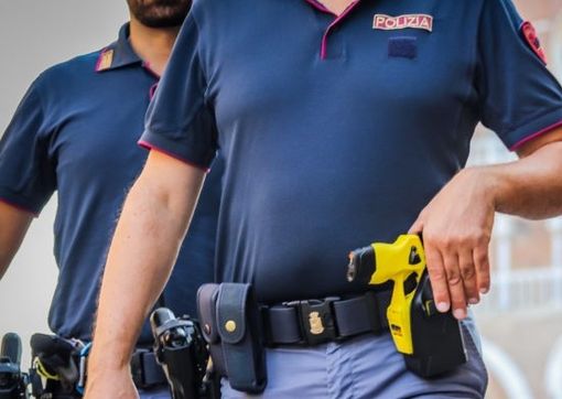 Varese, coltello alla gola in via Como. Aggressore fermato dalla polizia con il taser e arrestato