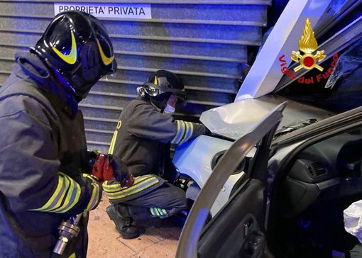 Varese, paura in viale Valganna. Auto finisce fuori strada e si schianta contro il distributore di benzina