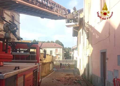 FOTO. Crollano in strada tegole e grondaia, a Somma intervengono i vigili del fuoco