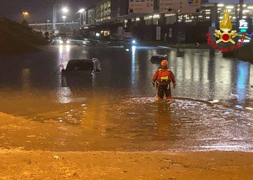 In alto: l'evacuazione con i gommoni (da un video amatoriale). In basso: alcune delle auto sommerse con i vigili del fuoco al lavoro In alto: l'evacuazione con i gommoni (da un video amatoriale). In basso: alcune delle auto sommerse con i vigili del fuoco al lavoro