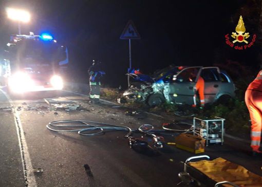 FOTO. Frontale nella notte sulla statale 394: tre feriti. Uno degli occupanti incastrato tra le lamiere