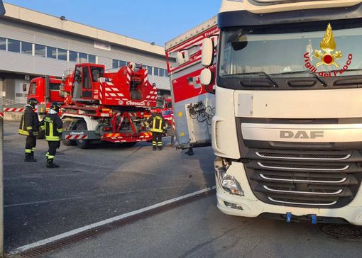 FOTO. Camion perde il rimorchio, intervengono i vigili del fuoco FOTO. Camion perde il rimorchio, intervengono i vigili del fuoco