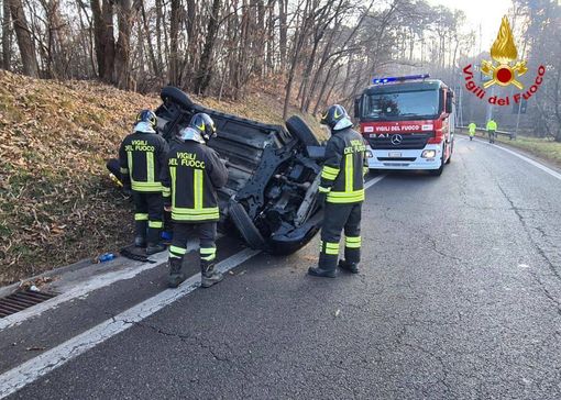 FOTO. Auto si ribalta sullo svincolo dell'A26: paura per una ragazza di 25 anni