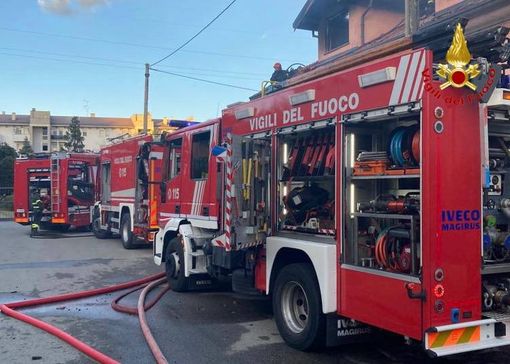 Fiamme divorano il tetto di una villetta: per spegnerlo in azione in forze i vigili del fuoco