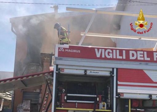 FOTO. Appartamento in fiamme a Gallarate: intervengono i vigili del fuoco