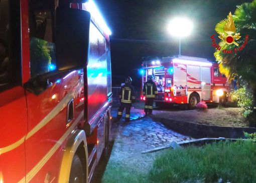 In fiamme deposito vicino a una casa, a Cadrezzate intervengono i vigili del fuoco In fiamme deposito vicino a una casa, a Cadrezzate intervengono i vigili del fuoco