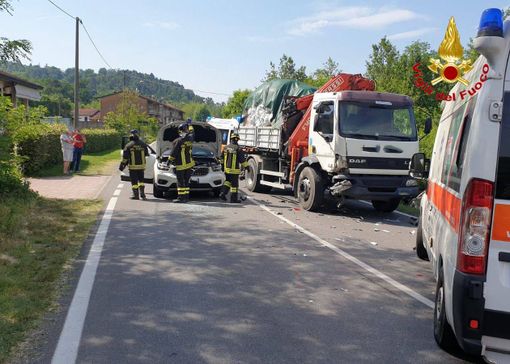 Scontro tra auto e un camion sulla Provinciale tra Angera e Sesto: sei persone coinvolte tra cui una bambina di 7 anni