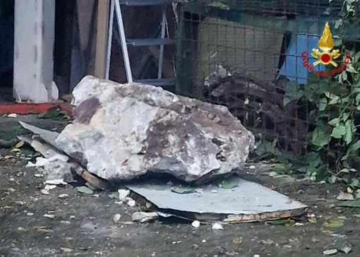 Bisuschio, rocce cadono a valle in serata: evacuate sedici persone Bisuschio, rocce cadono a valle in serata: evacuate sedici persone