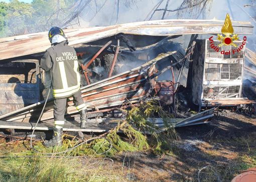 Deposito in fiamme a Varese: pensionato muore ustionato Deposito in fiamme a Varese: pensionato muore ustionato