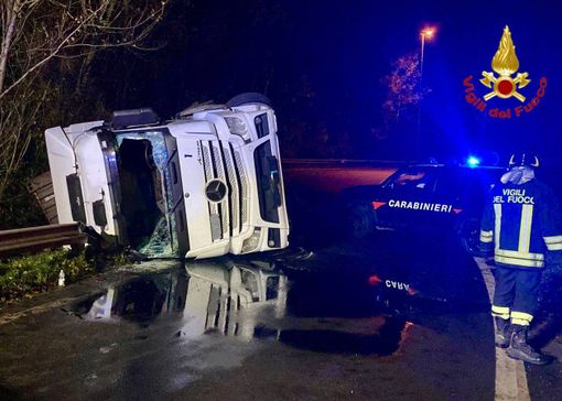 FOTO. Caravate, Tir si ribalta alla rotonda: soccorso il conducente e operazioni di rimozione in corso