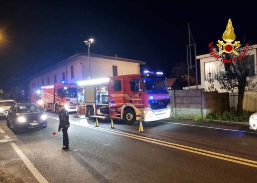 FOTO. Incendio in una ditta di lavorazione del metallo, intervento dei vigili del fuoco a Gavirate