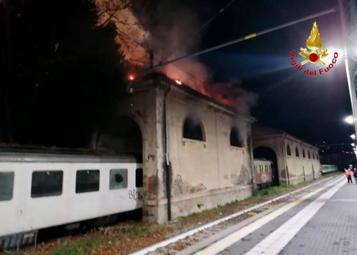 FOTO. In fiamme gli ex magazzini doganali della stazione di Luino: notte di lavoro per i vigili del fuoco