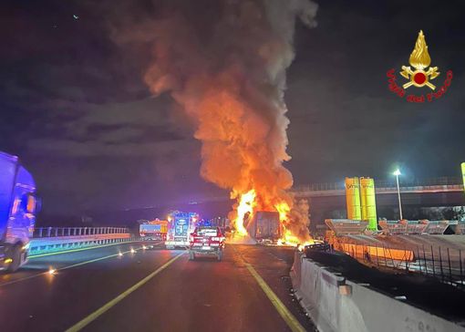 FOTO. Fuoco sull'Autolaghi a Origgio: camion divorato dalle fiamme