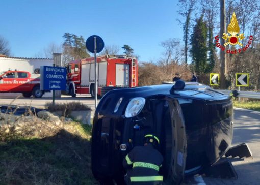 I vigili del fuoco impegnati nelle operazioni di recupero del veicolo