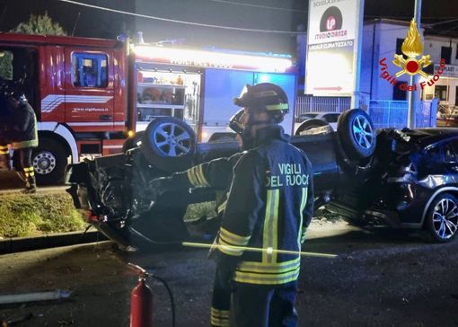 FOTO. Vergiate, auto si ribalta dopo lo schianto. Due feriti sul Sempione a Vergiate FOTO. Vergiate, auto si ribalta dopo lo schianto. Due feriti sul Sempione a Vergiate