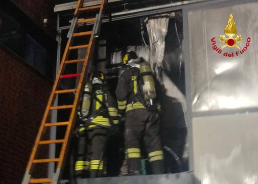 Solbiate Arno, brucia macchinario in ditta: vigili del fuoco in azione. Soccorse sette persone