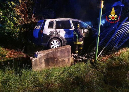 FOTO E VIDEO. Auto fuori strada in via Tasso, si schianta contro una cabina del gas FOTO E VIDEO. Auto fuori strada in via Tasso, si schianta contro una cabina del gas