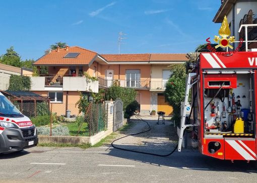 FOTO. Incendio in un'abitazione di Samarate, i vigili del fuoco mettono in salvo due persone FOTO. Incendio in un'abitazione di Samarate, i vigili del fuoco mettono in salvo due persone