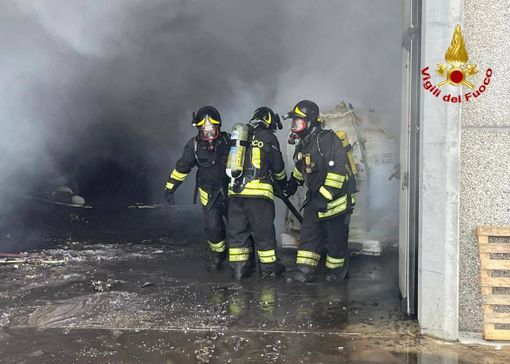 FOTO. Incendio in una ditta chimica a Uboldo, in azione i vigili del fuoco