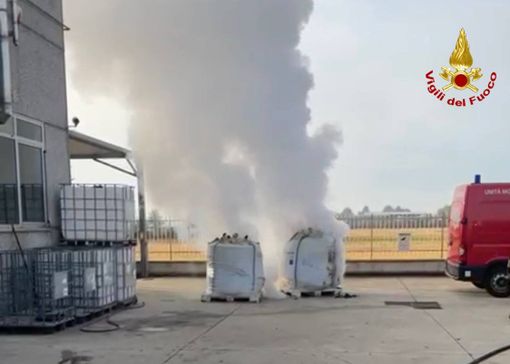 Spento l'incendio nell'azienda chimica di Uboldo, allarme rientrato