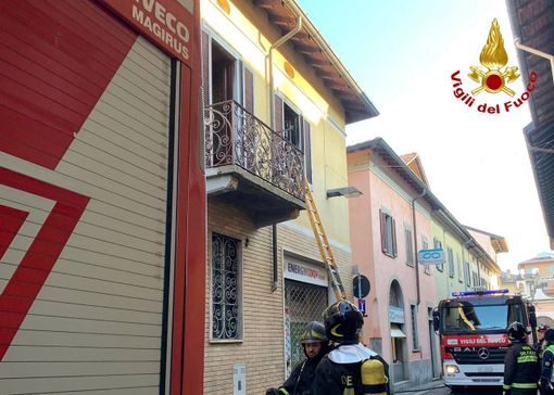 Fiamme in un'abitazione del centro di Vedano Olona: evacuate sei persone tra cui quattro bambini