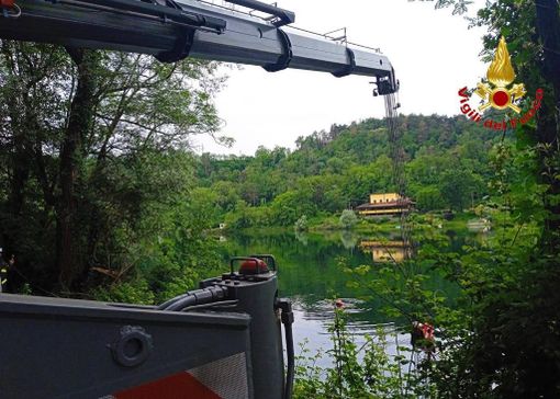 FOTO - Esce di strada e finisce nel fiume. Recuperato dai vigili del fuoco FOTO - Esce di strada e finisce nel fiume. Recuperato dai vigili del fuoco