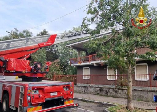 FOTO - A fuoco un edificio a Caronno Pertusella
