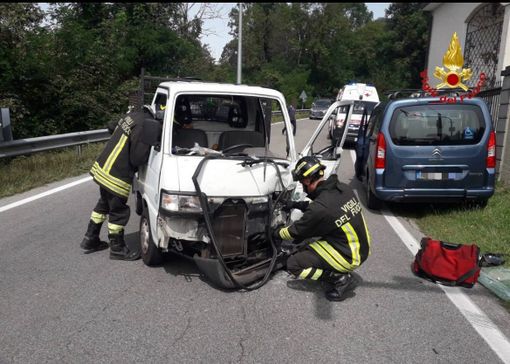 Sangiano, scontro sulla Provinciale: due persone soccorse Sangiano, scontro sulla Provinciale: due persone soccorse