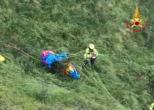 Tragedia nel Lecchese, parapendista di 46 anni si schianta e muore Tragedia nel Lecchese, parapendista di 46 anni si schianta e muore