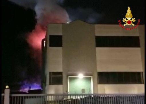 Arcisate, i vigili del fuoco domano le fiamme in azienda Arcisate, i vigili del fuoco domano le fiamme in azienda