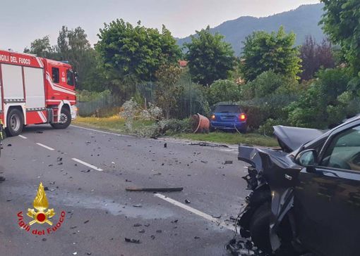 Doppio incidente nella notte a Varese: auto vola fuori strada dopo lo schianto