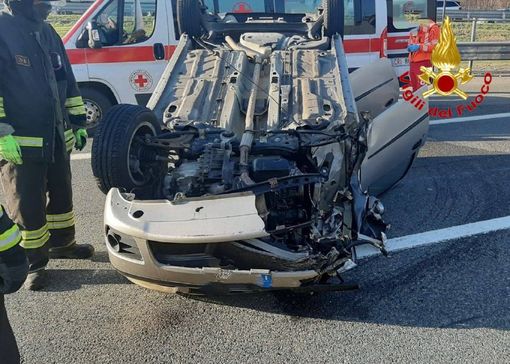 Carambola in Autolaghi, macchina si ribalta dopo lo scontro con un camion