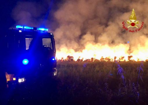 Maxi incendio a Caronno Pertusella: cento rotoballe di fieno in fiamme. Vigili del fuoco a protezione di case e ferrovia