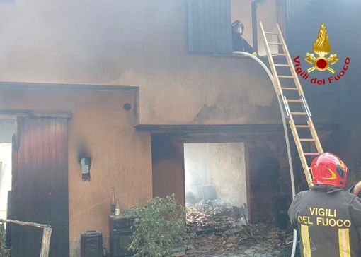 Brucia abitazione a Montegrino Valtravaglia: vigili del fuoco al lavoro, edificio inagibile
