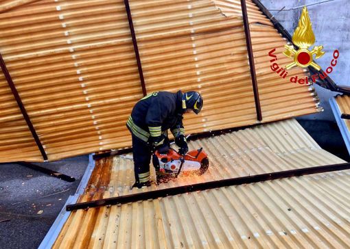 Nubifragi e colpi di vento: in Lombardia oltre 400 interventi dei vigili del fuoco per il maltempo Nubifragi e colpi di vento: in Lombardia oltre 400 interventi dei vigili del fuoco per il maltempo