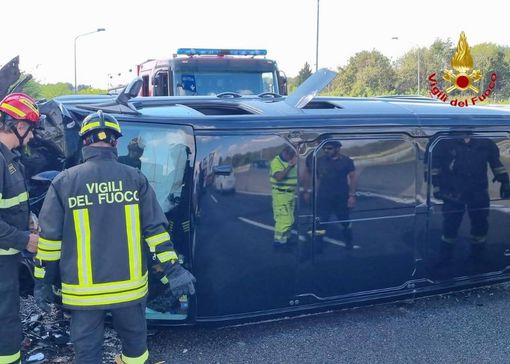 FOTO. Auto urta la cuspide e si ribalta sulla superstrada di Malpensa FOTO. Auto urta la cuspide e si ribalta sulla superstrada di Malpensa