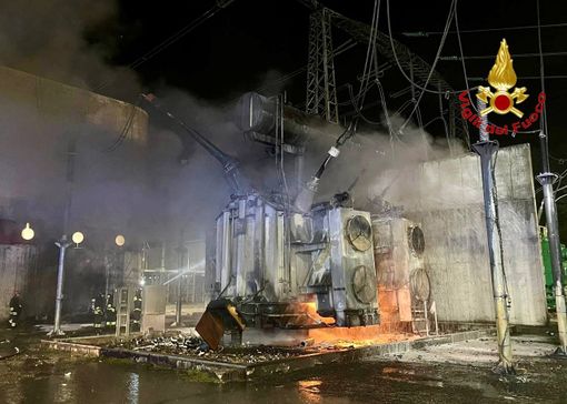 FOTO. Trasformatore con 6000 litri di olio in fiamme in una centrale di Cagno: vigili del fuoco al lavoro da stanotte FOTO. Trasformatore con 6000 litri di olio in fiamme in una centrale di Cagno: vigili del fuoco al lavoro da stanotte