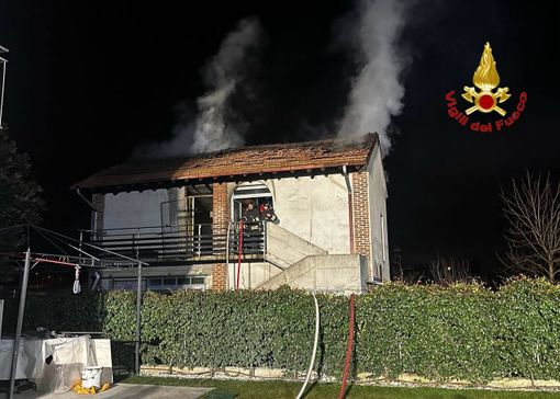 Esplosione in un'abitazione di Carbonate: due feriti soccorsi dai vigili del fuoco di Como e Varese