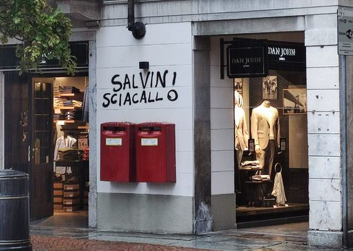 Insulti a Salvini vicino alla sede della Lega. Angioy Viglio: «Un segnale che è specchio di un clima d’odio da non sottovalutare» Insulti a Salvini vicino alla sede della Lega. Angioy Viglio: «Un segnale che è specchio di un clima d’odio da non sottovalutare»