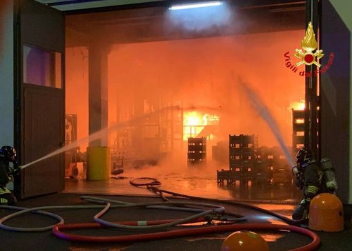 VIDEO e FOTO. Maxi incendio nella notte in un'azienda di Novedrate, in azione anche i vigili del fuoco di Varese VIDEO e FOTO. Maxi incendio nella notte in un'azienda di Novedrate, in azione anche i vigili del fuoco di Varese