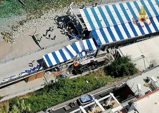 Bus precipita in spiaggia a Capri: ecco le immagini dell'incidente Bus precipita in spiaggia a Capri: ecco le immagini dell'incidente