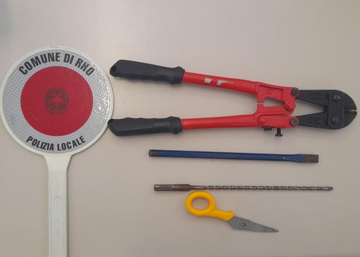Alla guida senza patente con in auto attrezzi per lo scasso. A bordo anche dei bambini Alla guida senza patente con in auto attrezzi per lo scasso. A bordo anche dei bambini