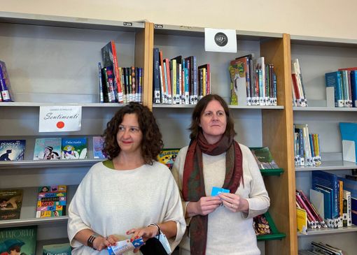 La vicesindaco Manuela Maffioli e la direttrice della biblioteca Claudia Giussani. In fondo le immagini delle due sale.