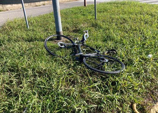 Una delle due biciclette coinvolte nell'incidente. In basso: i carabinieri sul luogo dello scontro Una delle due biciclette coinvolte nell'incidente. In basso: i carabinieri sul luogo dello scontro