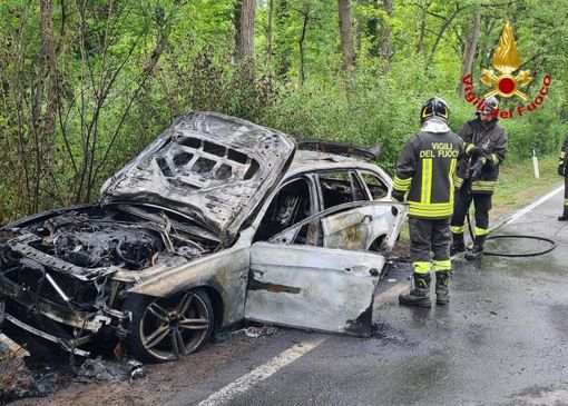 Veicolo in fiamme a Somma Lombardo: il conducente abbandona l'auto in tempo Veicolo in fiamme a Somma Lombardo: il conducente abbandona l'auto in tempo