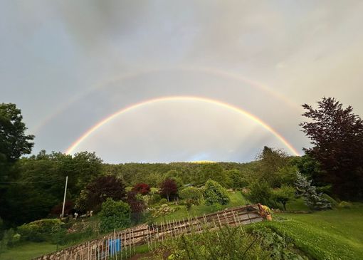 L'arcobaleno spunta a stento tra le nuvole in provincia di Varese L'arcobaleno spunta a stento tra le nuvole in provincia di Varese